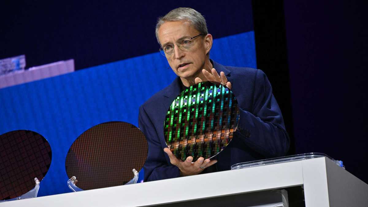 Pat Gelsinger, PDG d'Intel, brandit une plaquette de 18 A