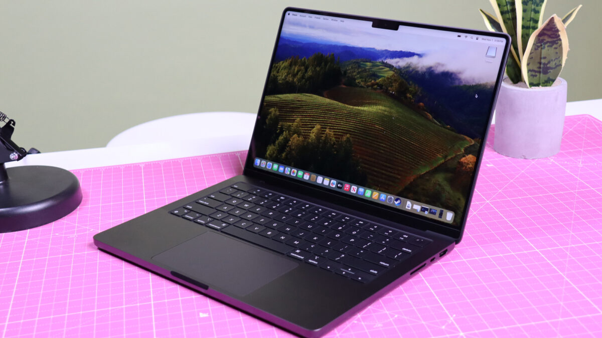 Ordinateur portable MacBook Pro M3 Max sur un bureau