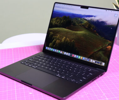 Ordinateur portable MacBook Pro M3 Max sur un bureau