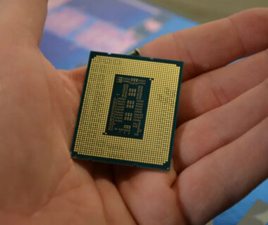 Un Intel Core i9-14900K inséré dans une carte mère