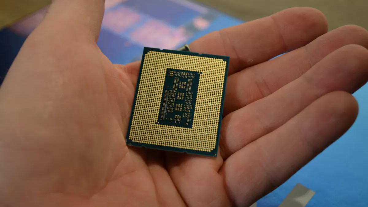 Un Intel Core i9-14900K inséré dans une carte mère