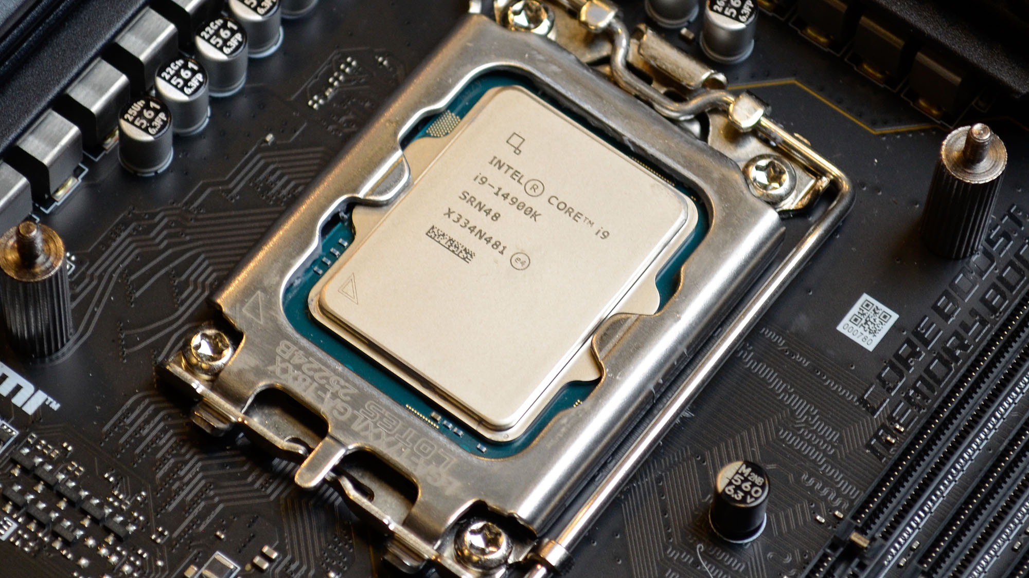 Un Intel Core i9-14900K inséré dans une carte mère