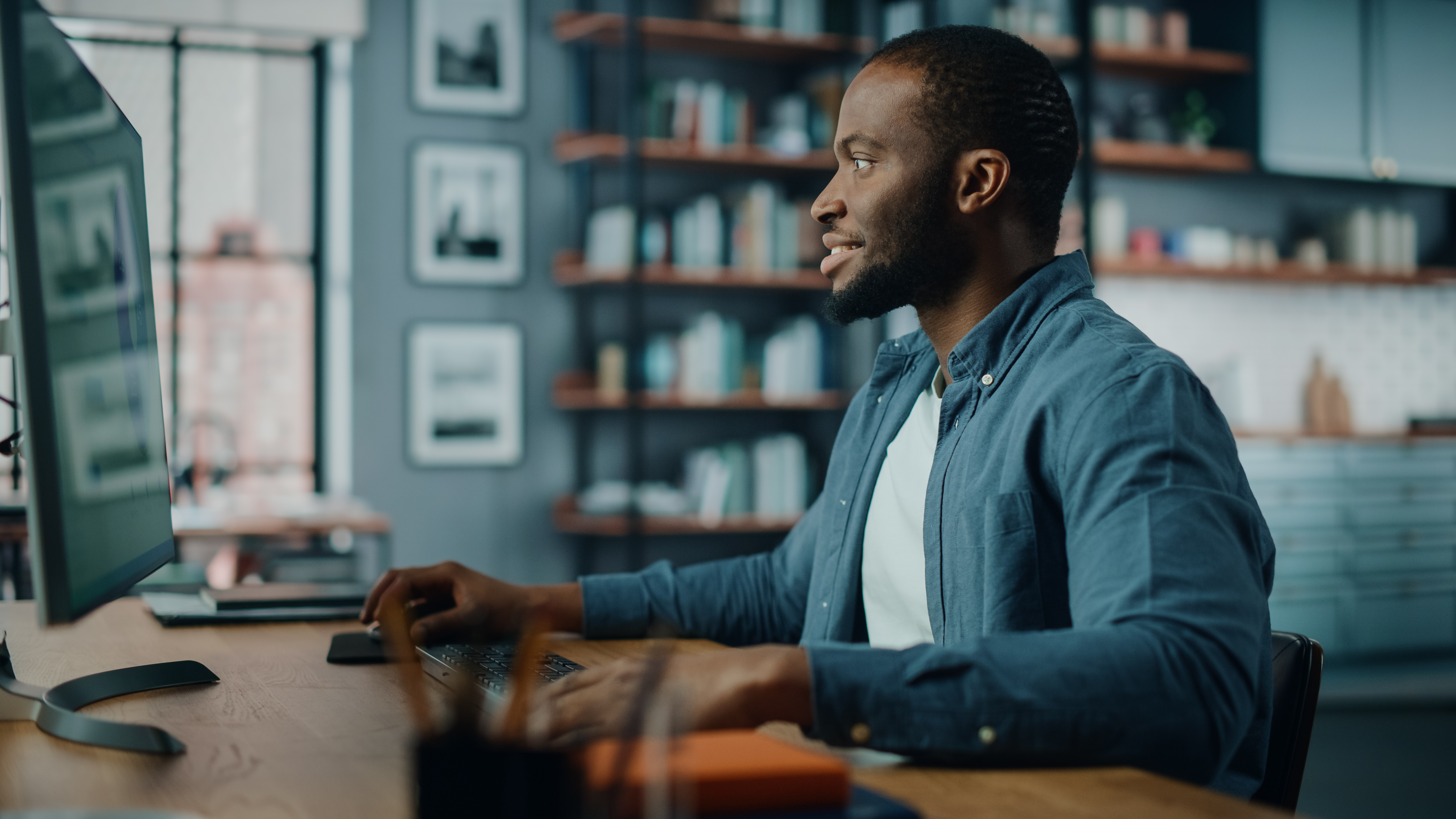 Personne utilisant un ordinateur de bureau