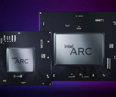 Une carte graphique Intel Arc A770 LE sur une table avec un sous-main rose