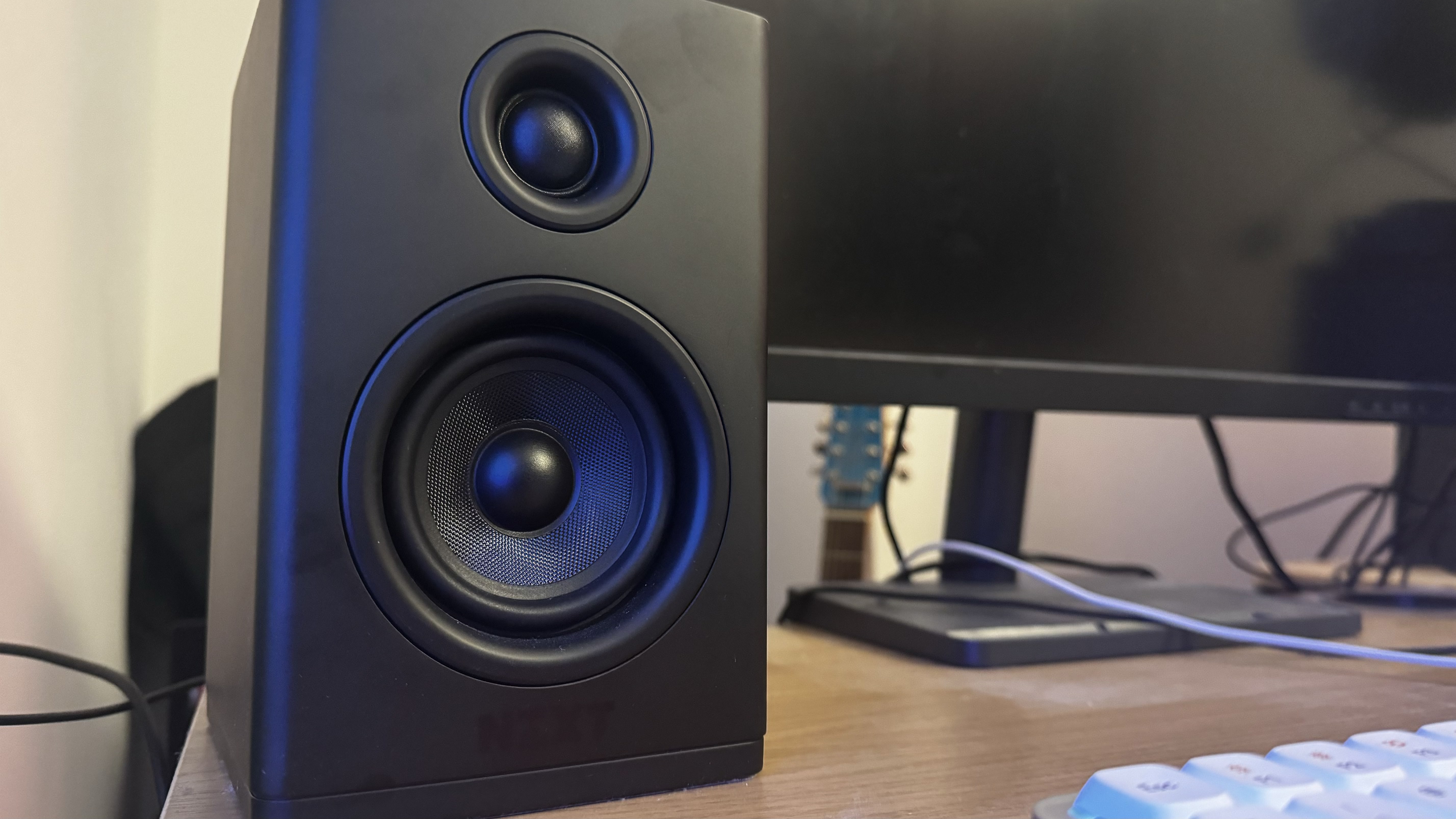 L'enceinte droite du NZXT Relay posée sur un bureau en bois