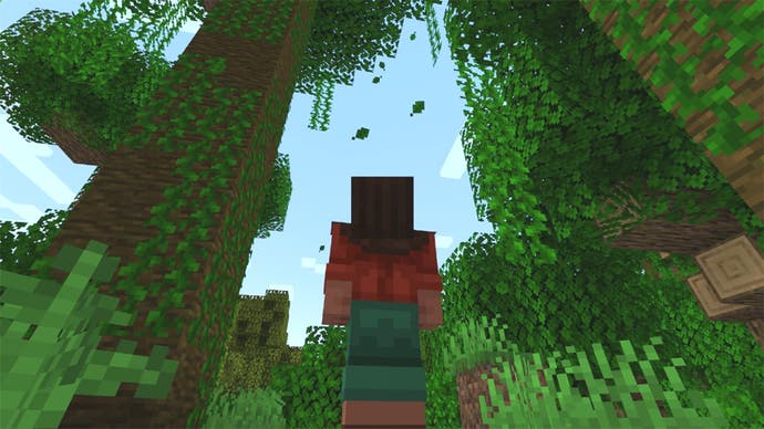 Une capture d'écran de Minecraft montrant des feuilles tombant des arbres dans un biome forestier.